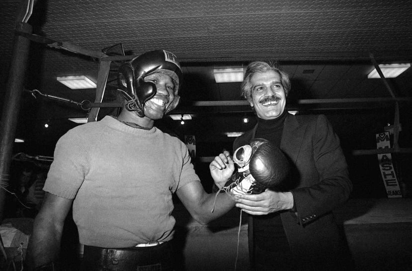 En esta foto del 23 de marzo de 1976, el boxeador colombiano Rodrigo Valdés, izquierda, comparte con el actor Omar Sharif en una reunión en París. (Archivo/AP)