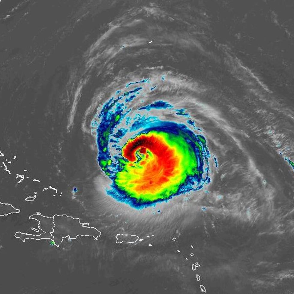 Imagen de satélite del huracán Lee al norte de Puerto Rico el 12 de septiembre de 2023.
