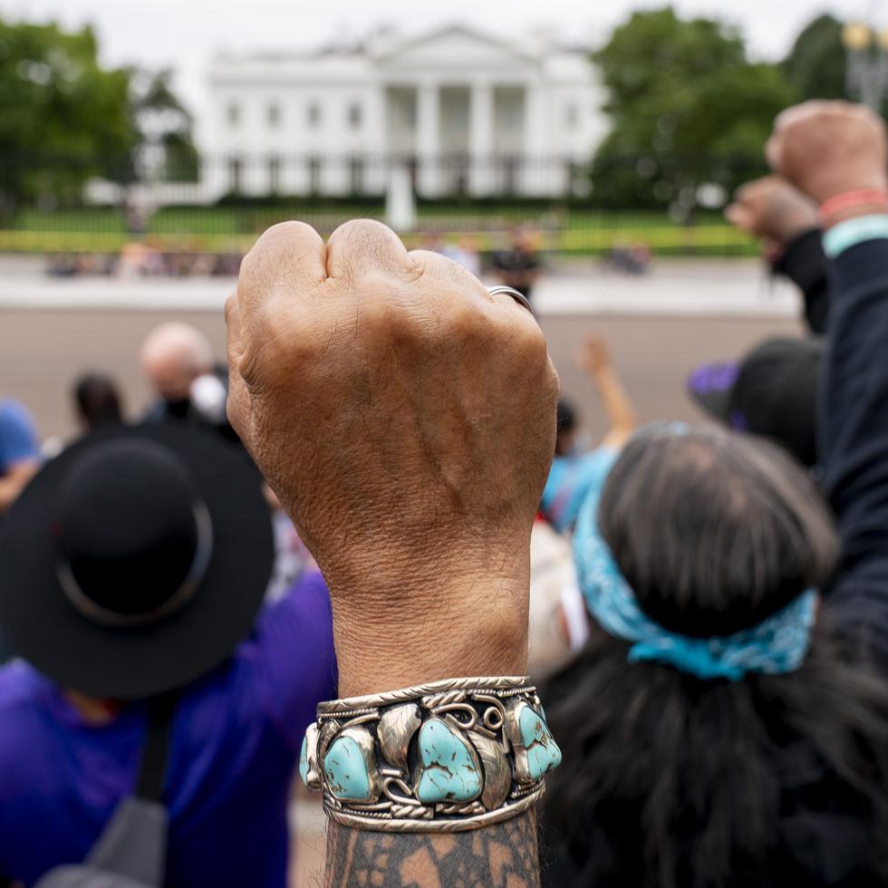 Wolf Ramerez de Houston, Texas, se une a otras personas en una protesta frente a la Casa Blanca, en Washington.