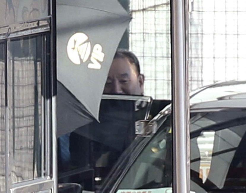 Kim Yong Chol, alto cargo del partido gobernante de Corea del Norte, entra en un auto. (AP)