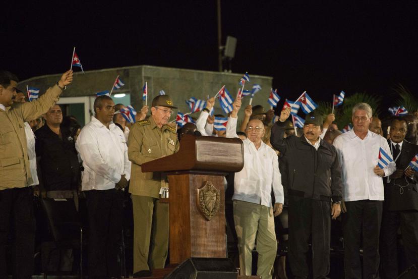 Raúl Castro ofrece un discurso en actos fúnebres de su hermano Fidel.