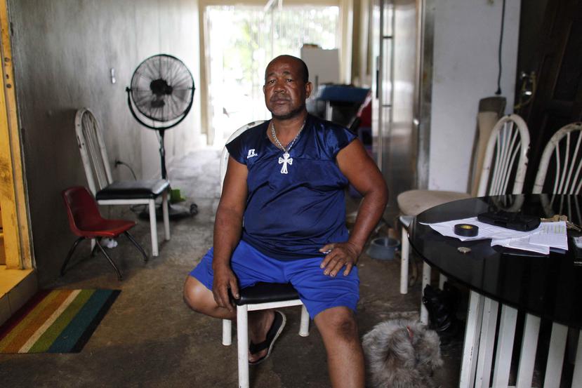 Elvis Guzmán, un vendedor de metales, afectado por la ejecución de su hipoteca. (AP)