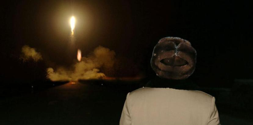 El líder de Corea del Norte, Kim Jong-un, observa un lanzamiento de prueba de un misil balístico. (EFE)