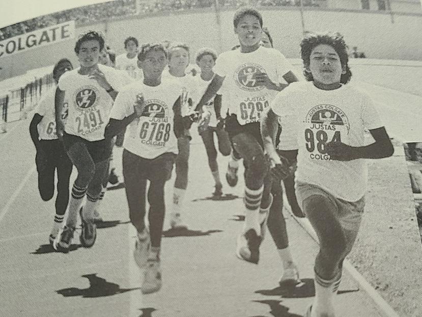 Varios participantes corren en el evento de 600 metros en la categoría de 11-12 años en la séptima edición de las Justas Colgate en 1986 en el estadio Sixto Escobar.