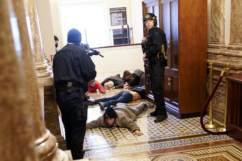 La Policía del Capitolio federal detienen a seguidores de Trump que irrumpieron en la instalación federal.