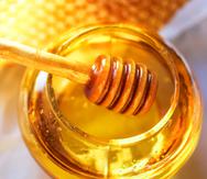 Las propiedades antimicrobianas de la miel, sobre todo para el tratamiento de la tos aguda en niños, son ampliamente conocidas y eficaces.