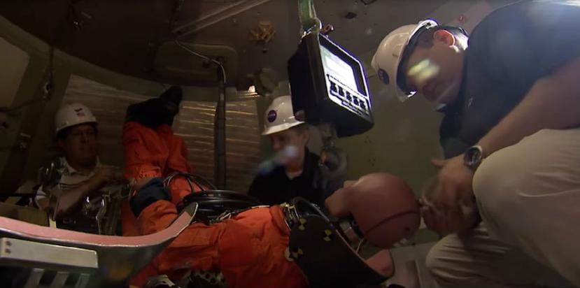Un grupo de científicos de la NASA coloca un “dummie” dentro de una nave espacial para ponerlo a prueba mediante un impacto simulado (YouTube/NASA).