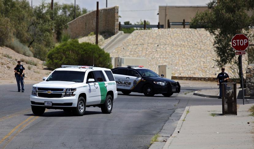 Policías atienden el reporte de un tiroteo en el área de un centro comercial en El Paso, Texas. (Agencia EFE)