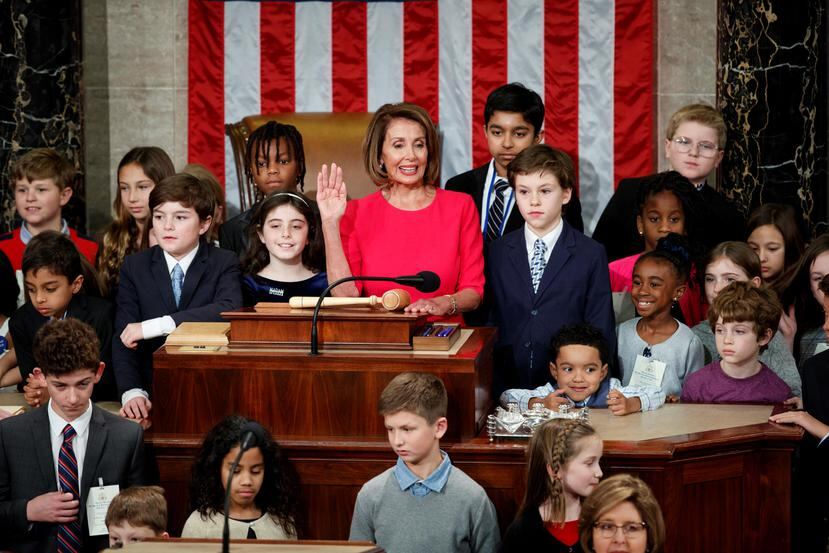 Nancy Pelosi, de 78 años, rodeada de sus nietos y otros niños, al juramentar ayer, se convirtió en la única mujer que ha presidido la Cámara de Representantes federal. (AP)