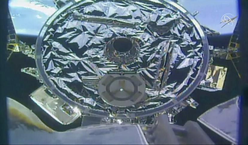 Imagen tomada de NASA Television de la nave espacial Cygnus llegando a la Estación Espacial Internacional. (AP)