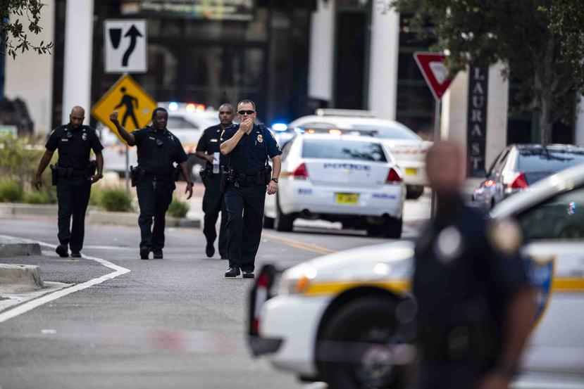 Imagen de archivo de agentes de la Policía de Florida frente a un centro comercial del estado. (AP)
