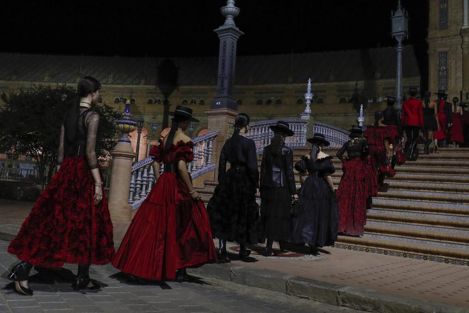 No es la primera vez que la firma estrecha lazos con España a través de sus colecciones, el propio Christian Dior presentó en 1954 un vestido que llamó "Noche de España" en 1954, dos años más tarde nombró a otro "Baile en Sevilla".