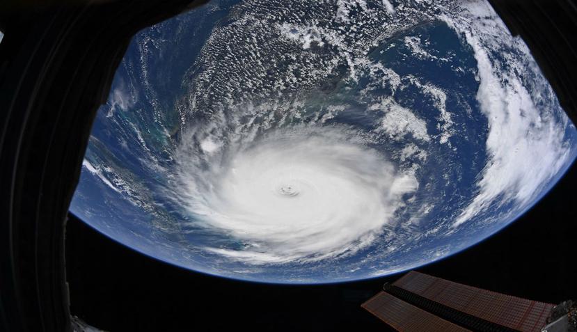 Algunas de las fotos, tomadas por la astronauta Christina Koch, muestran la dimensión de este huracán y cómo se aprecia desde el espacio. (Twitter/ @Astro_Christina).