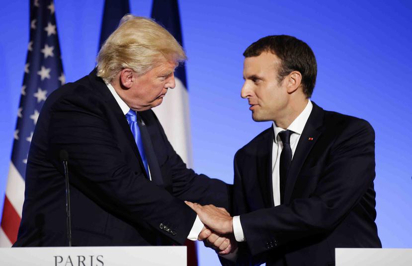 El presidente de Estados Unidos, a la izquierda, estrecha la mano del presidente de Francia, Emmanuel Macron, tras una conferencia de prensa en el Palacio del Elíseo en París. (AP)