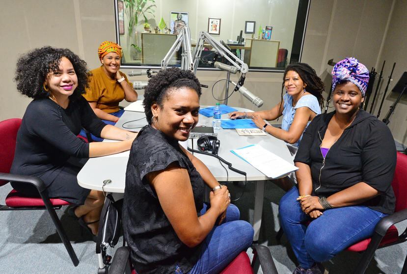 Kimberly Figueroa, Mayra Díaz, Bárbara Abadía-Rexach, Gloriann Sacha Antonetty e Yvonne Denis Rosario son  las voces del nuevo espacio radial.
