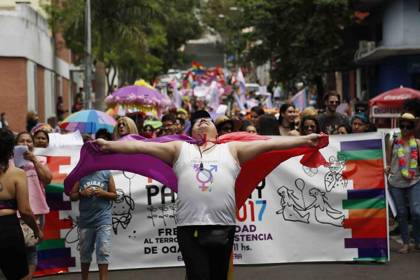 Miembros de la organización "Panambi", que significa mariposa en guaraní, protesta por el asesinato de prostitutas transexuales y demandan igualdad de derechos para los homosexuales durante el desfile anual de la comunidad LGBQT en Asunción, Paraguay. (AP