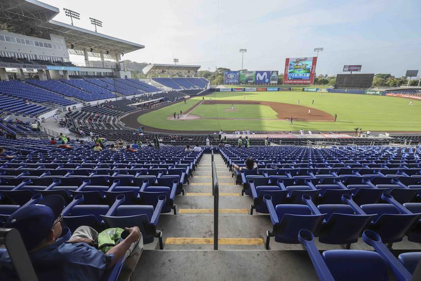 Un hombre mira un partido de béisbol profesional entre Boer de Managua y Flecheros de Matagalpa en el estadio Dennis Martínez en Managua, Nicaragua, el sábado 25 de abril de 2020. (AP)