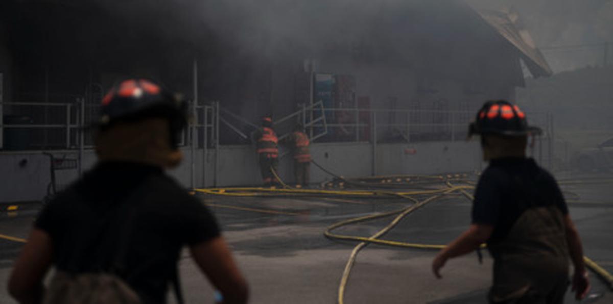 Bomberos atienden el fuego que se originó en el almacén de JF Montalvo en Cataño, y que afectó a tres personas, dos empleados y una cliente.