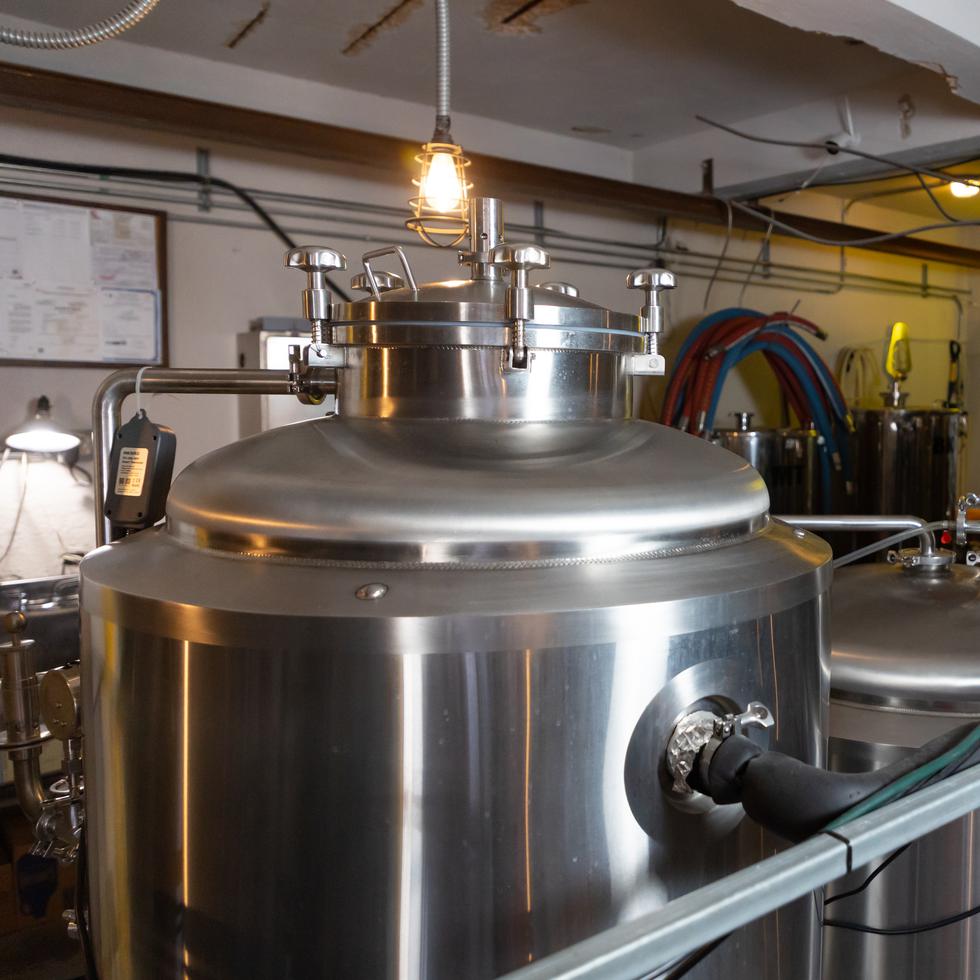El área de los tanques de fermentación de las más de 20 cervezas artesanales que se producen en esta empresa ubicada en el casco urbano del pueblo.