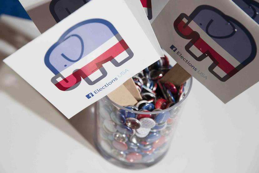Propaganda de Facebook Elections exhibida en la zona de prensa en Cleveland antes del primer debate presidencial republicano, el 6 de agosto de 2015. (AP)