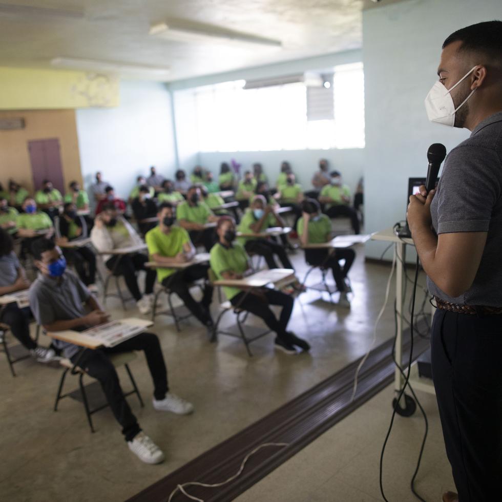 El reportero José Orlando Delgado Rivera, durante la charla impartida a estudiantes de la Escuela Superior Juan J. Maunéz Pimentel de Naguabo.