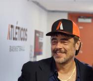 El actor Benicio Del Toro luciendo una gorra de los Atléticos de San Germán, su pueblo natal.