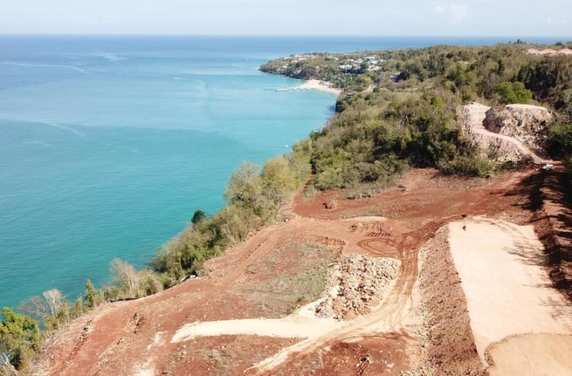 Área en la costa de Aguadilla, donde se lleva a cabo una construcción investigada por el DRNA.