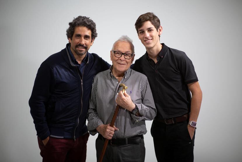 Los actores Ernesto Concepción y Pedro Colón junto al veterano director Dean Zayas, quien estará al frente de la puesta en escena de la pieza “La piedra oscura”.
