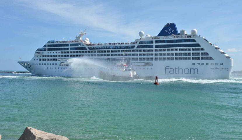 La embarcación de la compañía Fathom, filial de Carnival, el Adonia. (EFE/ Gaston De Cardenas)