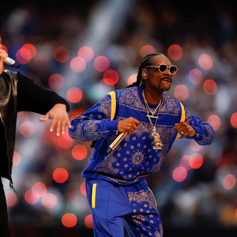 Los raperos estadounidenses Dr. Dre (i) y Snoop Dogg (d) fueron registrados este domingo, durante el espectáculo del medio tiempo del Super Bowl LVI, en el SoFi Stadium, en Inglewood, California.