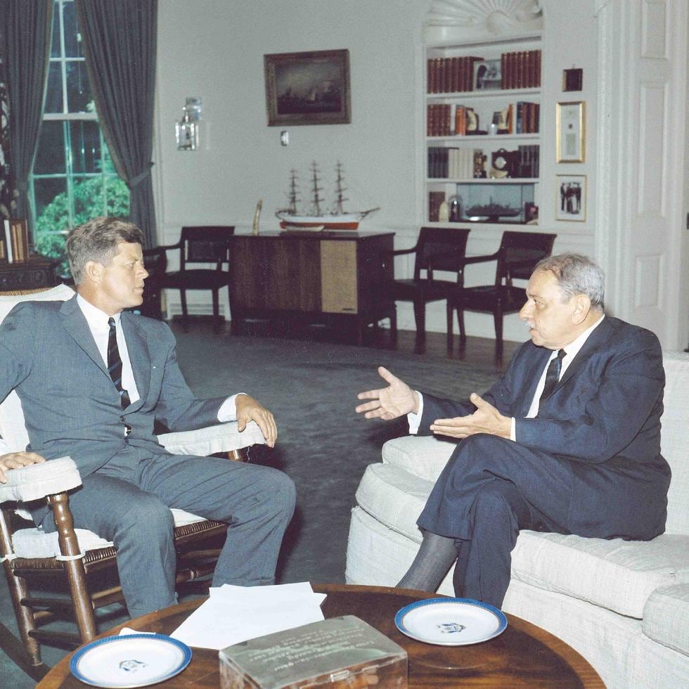 José Luis Alberto Muñoz Marín - 1949 a 1965: Muñoz Marín (der.) fue el primer gobernador electo por los puertorriqueños bajo la Constitución de Puerto Rico. (GFR Media)