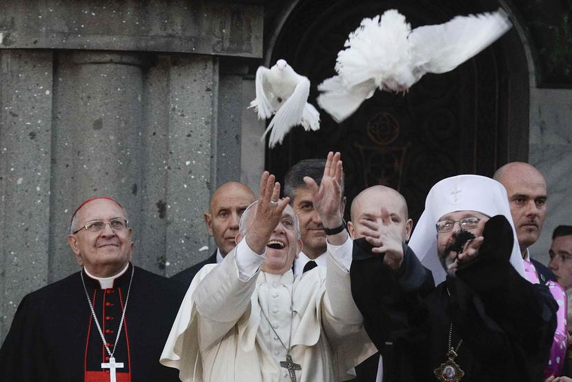 El papa Francisco y el arzobispo católico griego Sviatoslav Shevchuk, a la derecha, liberan palomas blancas. (AP)