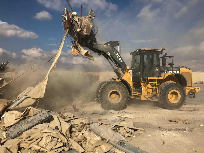 Una excavadora retira escombros en la base aérea Ain al-Asad en Anbar, Irak