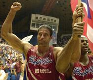José "Piculín" Ortiz celebra la victoria sobre Canadá en el partido por la medalla de bronce del Premundial 2003. (Archivo)