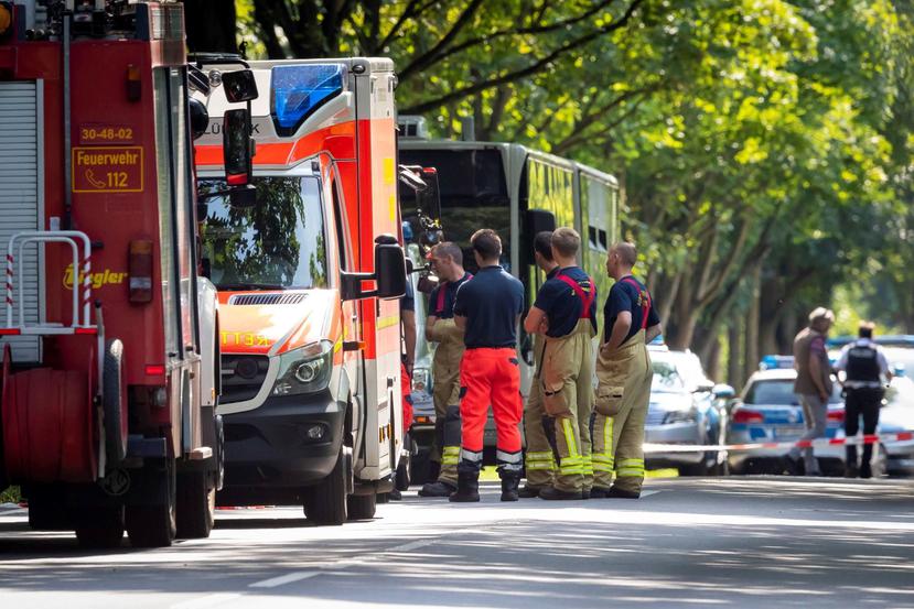 Efectivos de equipos de emergencia trabajan en el lugar donde ocho personas resultaron heridas en un ataque cometido por un hombre armado con un cuchillo en una guagua, en la ciudad alemana de Lübeck. (EFE / Felix Koenig)