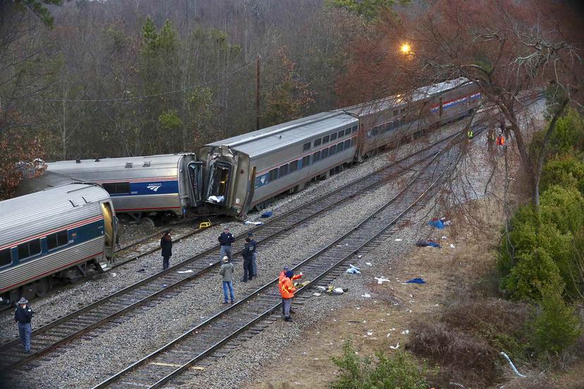 Autoridades examinan las causas de un choque de trenes en Cayce. (AP)