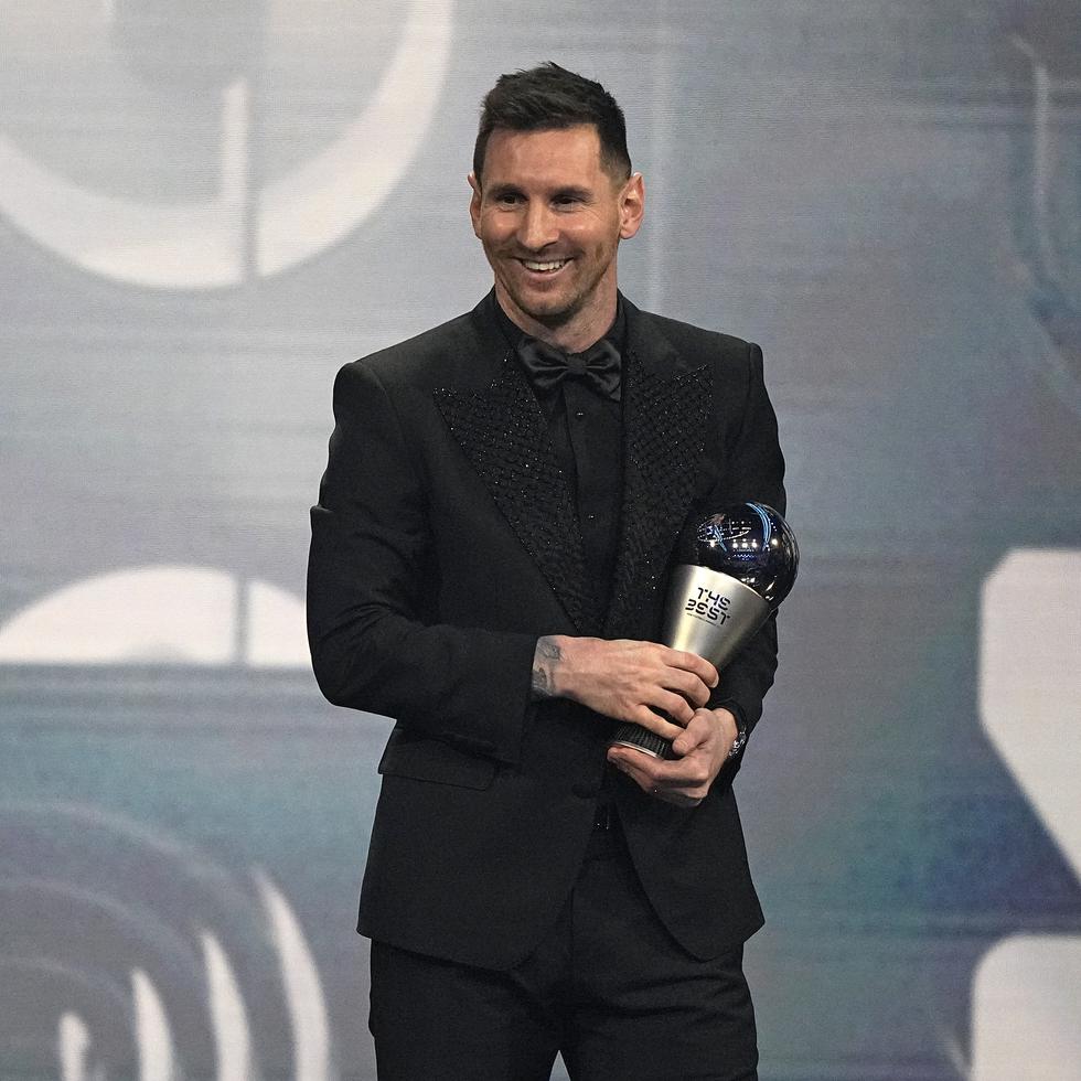 Lionel Messi superó a Kylian Mbappé nuevamente, esta vez para alzarse con el premio de la FIFA al mejor futbolista en 2022.