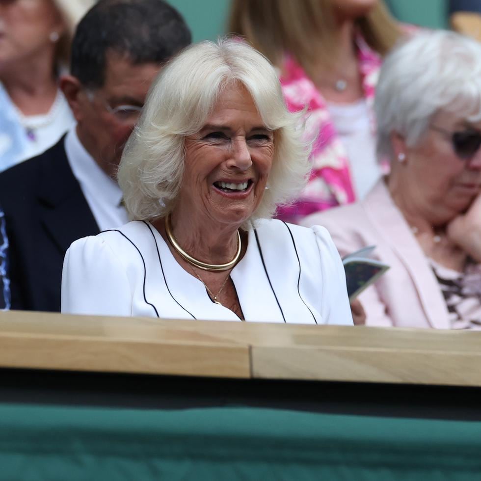 La reina Camila, esposa del rey Carlos III, asistió este miércoles al torneo de Wimbledon para presenciar, entre otros, el duelo entre el español Carlos Alcaraz y el danés Holger Rune.