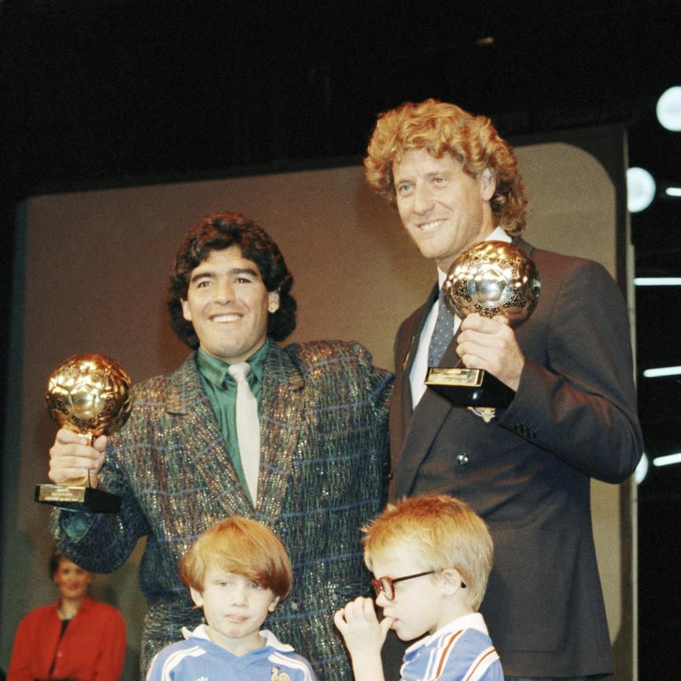 En esta foto del 13 de noviembre de 1986, la estrella argentina Diego Maradona (izquierda) posa con el portero alemán Harald Schumacher con sus premios tras la Copa Mundial de 1986.