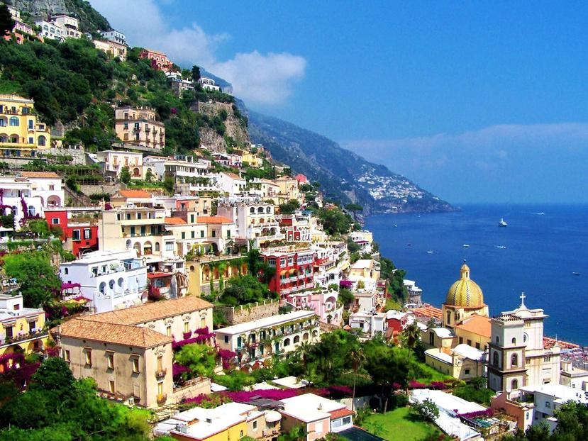 Amalfi, es uno de los pueblos del área más grandes y hermosos que, por su céntrica localización en medio de esta costa de acantilados, el turista tiene muchas opciones para viajar en barcos turísticos o ferris para visitar otros pueblos. (Suministrada)