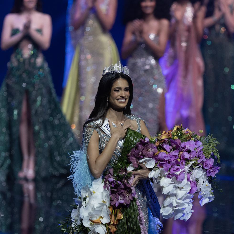 En la foto, Miss Patillas, Karla Inelisse Guilfú Acevedo, se corona como Miss Universe Puerto Rico 2023.