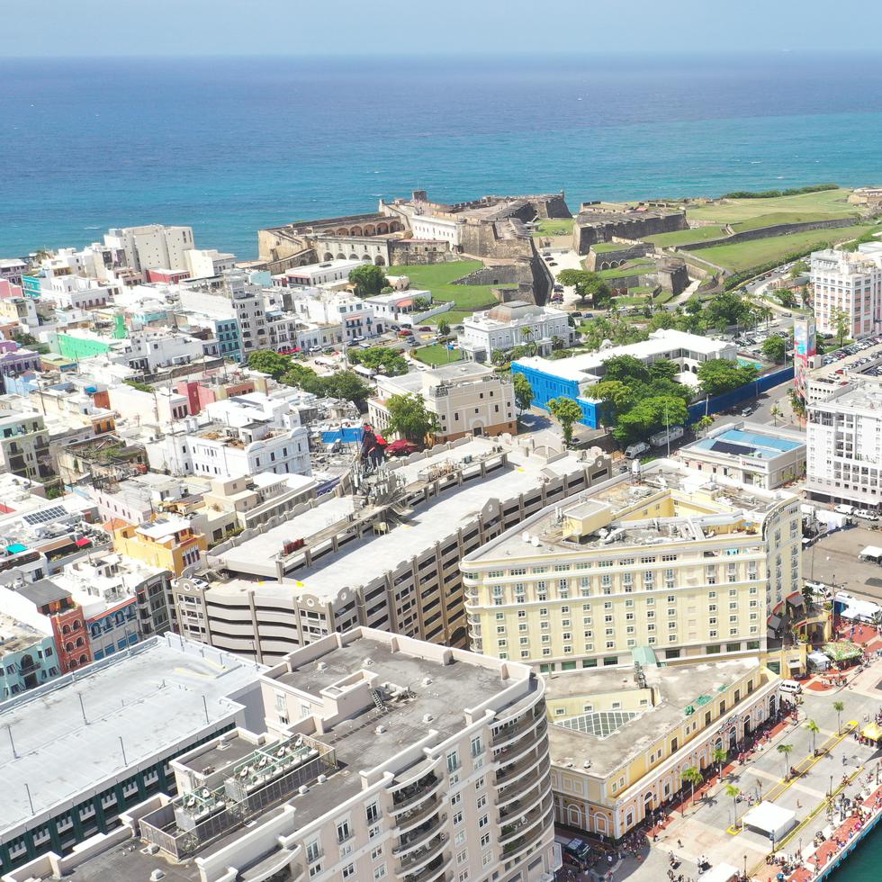 Vista aérea de la isleta del Viejo San Juan en momento que se celebra la regata en celebración de los 500 años de la fundación de la capital.