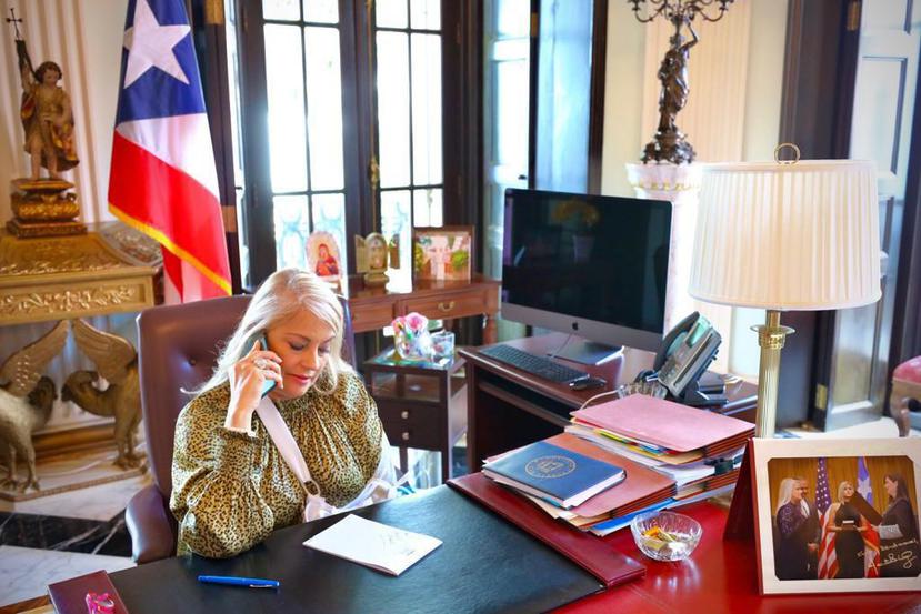 La Fortaleza compartió esta imagen de la gobernadora en su despacho en el que se ve le ve con el cabestrillo en el brazo izquierdo. (Suministrada)