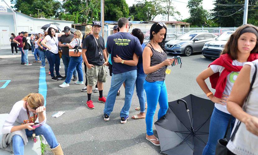Clientes hicieron largas filas frente  a la tienda ISP en Bayamón, especializada en productos para emergencias.