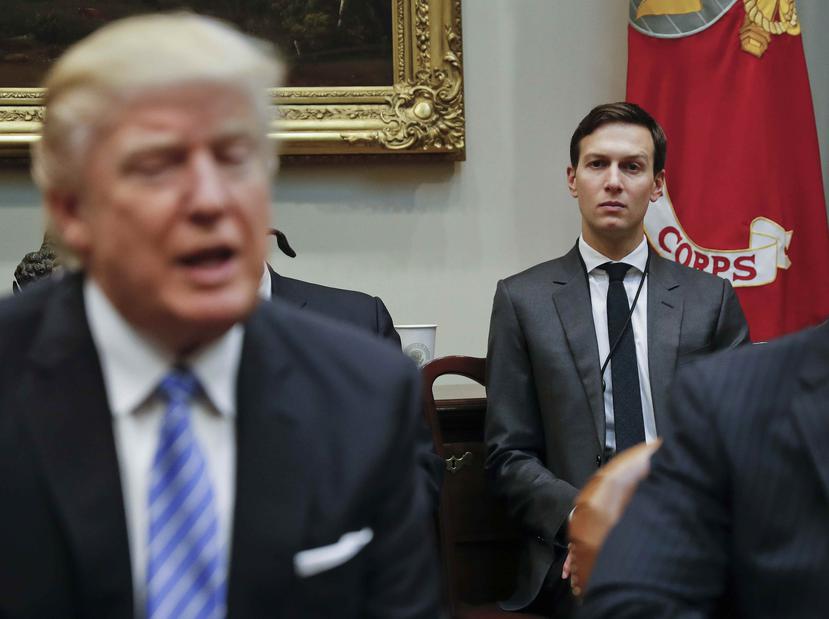 Kushner, al fondo, es uno de los principales asesores de Trump. (AP)