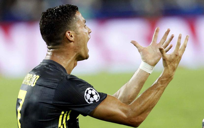 El portugués Cristiano Ronaldo, de la Juventus, protesta tras recibir una tarjeta roja en un encuentro de la Liga de Campeones ante el Valencia, el miércoles 19 de septiembre de 2018. (AP)