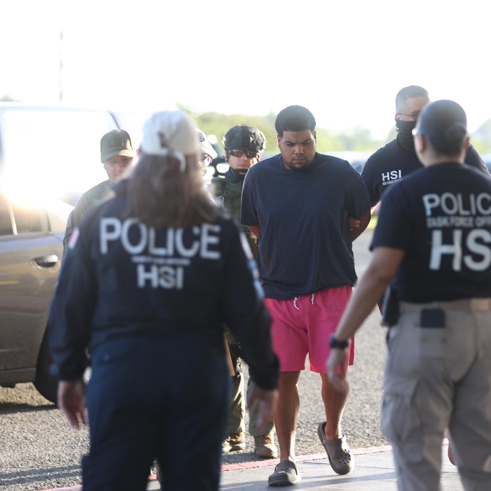 Operativo de arrestos de HSI en Manati contra presuntos miembros de la ganga Hasta Los Marcian en Manati. Los detenidos fueron llevados al coliseo Manuel Petaga Iguina de Arecibo.