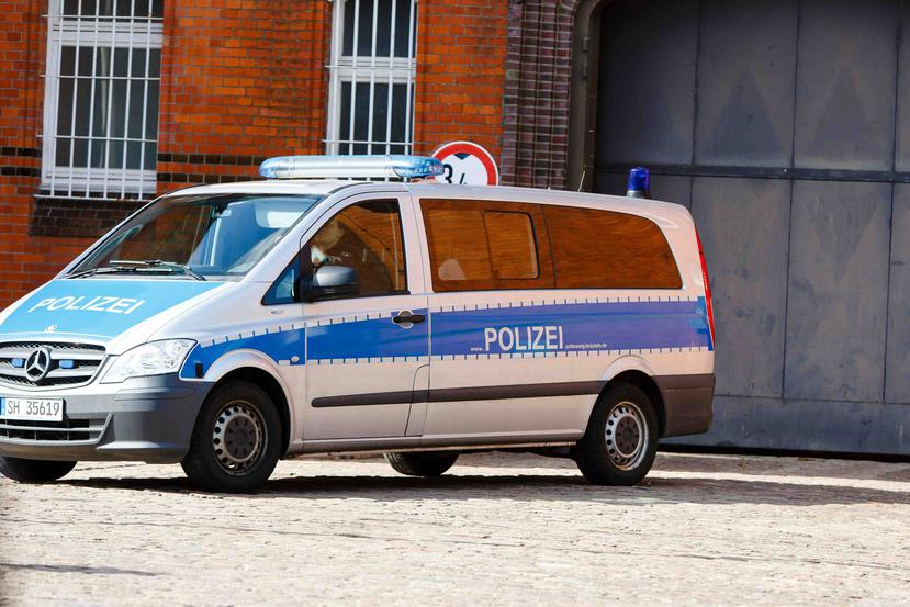 Un auto policial frente a la entrada a la prisión de Neumuenster, en el norte de Alemania. (AP)