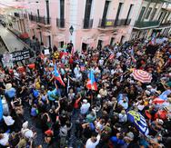 CIentos de personas llegan a manifestarse en las calles del Viejo San Juan, el jueves 25 de agosto.