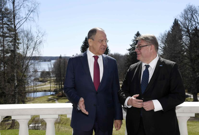 El ministro de Relaciones Exteriores de Rusia, Sergei Lavrov (I), y su homólogo finlandés Timo Soini hablan después de su conferencia de prensa en el Hotel Haikko Manor en Porvoo, Finlandia. (AP)